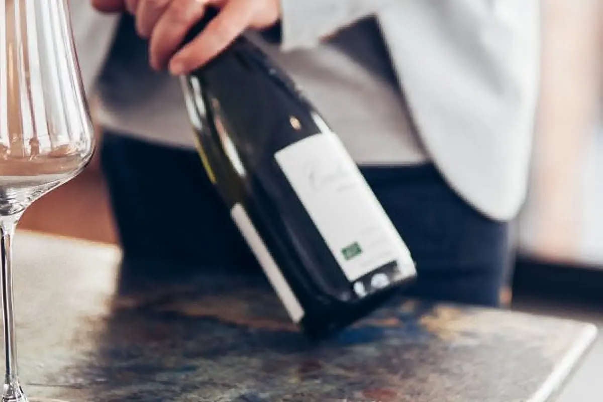 Weinglas und Weinflasche mit Etikett