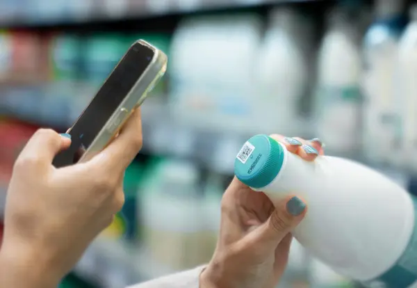 Scansione di un codice DataMatrix GS1 su un prodotto tramite smartphone per la tracciabilità e l'accesso alle informazioni di prodotto.