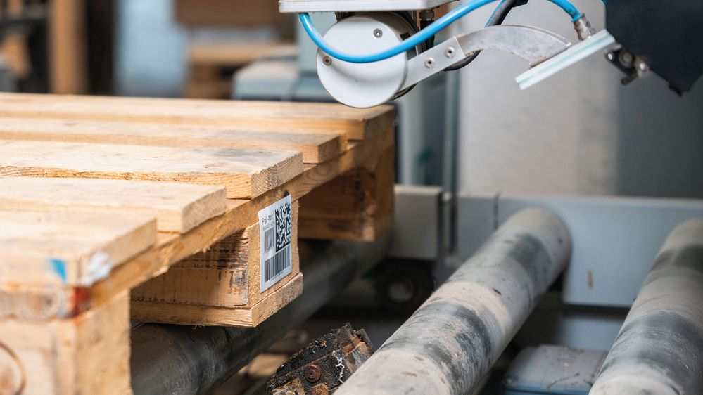 Etichettatura della base del pallet con la Legi-Air 4050B-ES