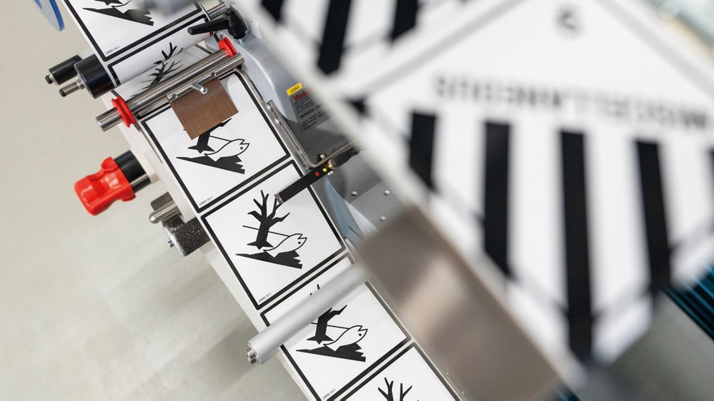 Alpha Compact applica etichette prestampate