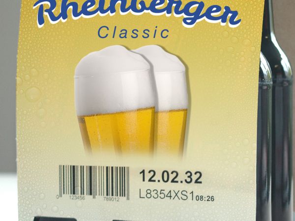 Codifica industriale a getto d’inchiostro con BBD e codice a barre su confezione di cartone giallo