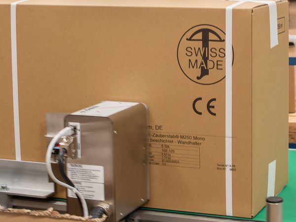 Stampante industriale a getto d’inchiostro Markoprint integra PP 108 stampa su cartone di spedizione