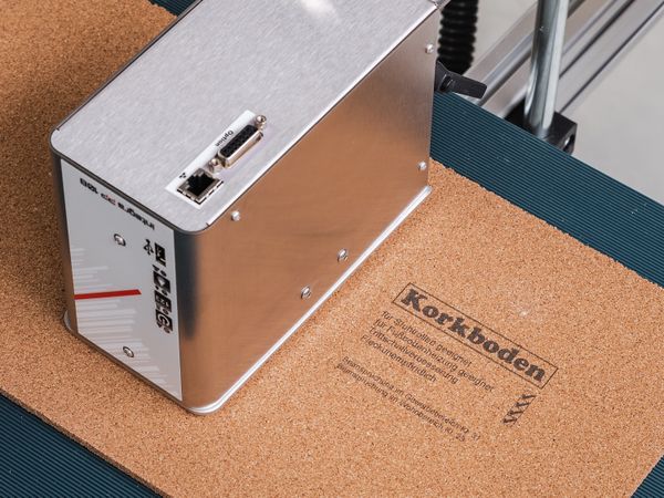 Stampante industriale a getto d’inchiostro Markoprint integra PP 108 stampa su sughero