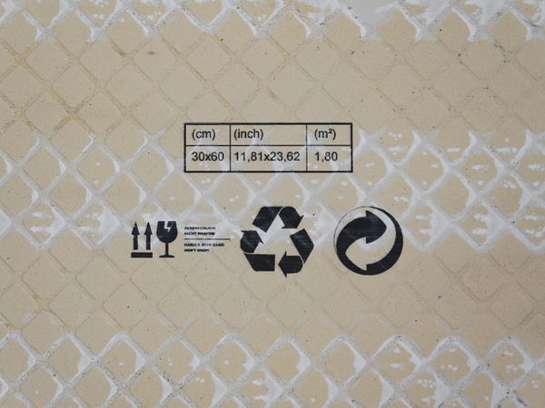 Con piastrella di ceramica marcata con stampante a getto d’inchiostro Markoprint integra PP RAZR