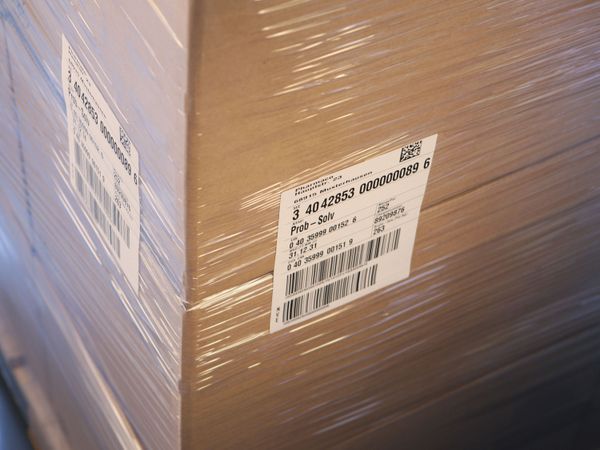 Etichettatura su 2 lati su pallet avvolto in pellicola con cartoni