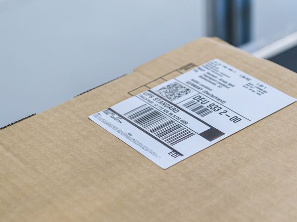 Etichetta di spedizione sulla parte superiore del cartone 1