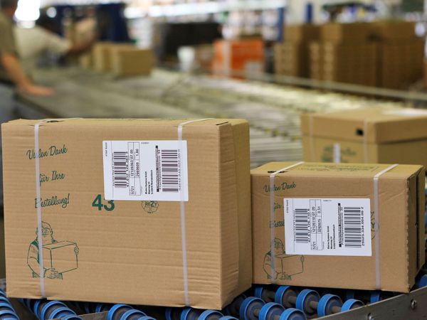 Etichetta di spedizione sulla parte superiore del cartone 3