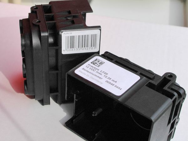 Etichetta su componente di plastica