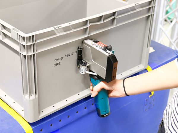 Scatola di plastica stampata con la stampante a getto d’inchiostro Markoprint X1JET HandHold