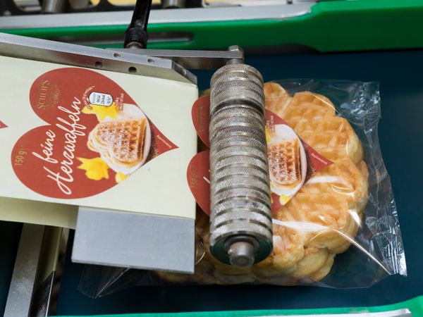 Etichettatura Alpha Compact sulle confezioni alimentari