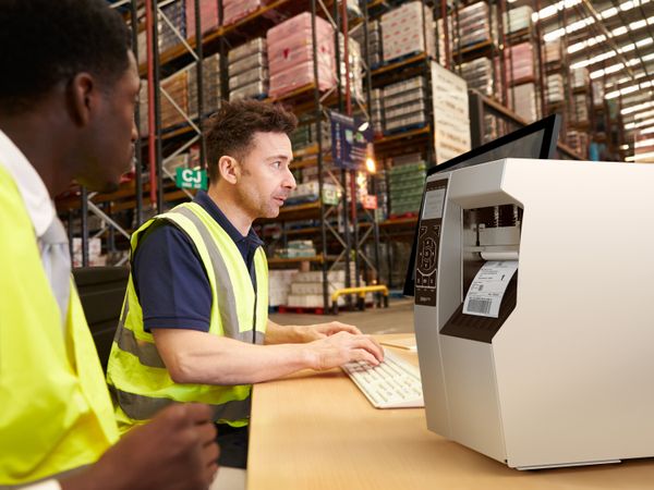 Applicazione della stampa di etichette Zebra ZT510 nella stazione di imballaggio della logistica