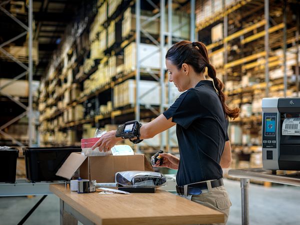 Applicazione della stampa di etichette Zebra ZT610 per l’imballaggio nella logistica