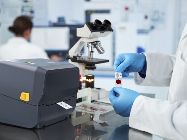 Zebra ZD230 Stampante desktop nel laboratorio medico