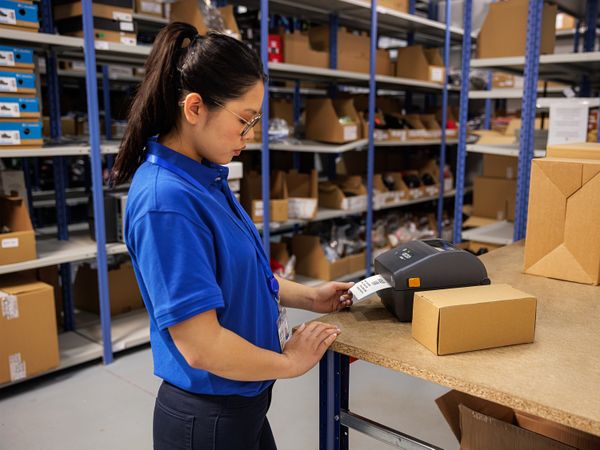 Stampante Zebra ZD421 nel magazzino di un negozio