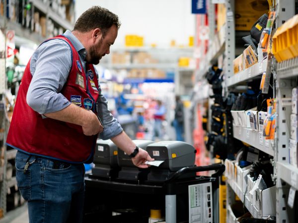 Zebra ZD421 con la stampa di etichette per scaffali nella vendita al dettaglio