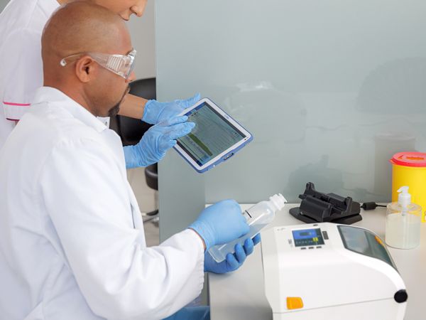 Stampante Zebra ZD621 nel laboratorio sanitario