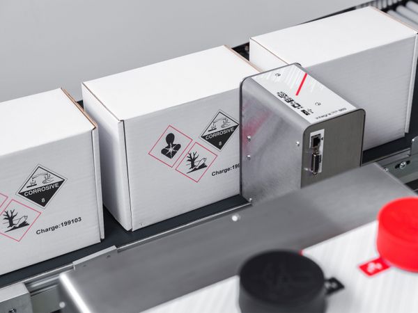 Markoprint integra PP 108 bicolore: applicazione di etichette con simboli di pericolo su scatole