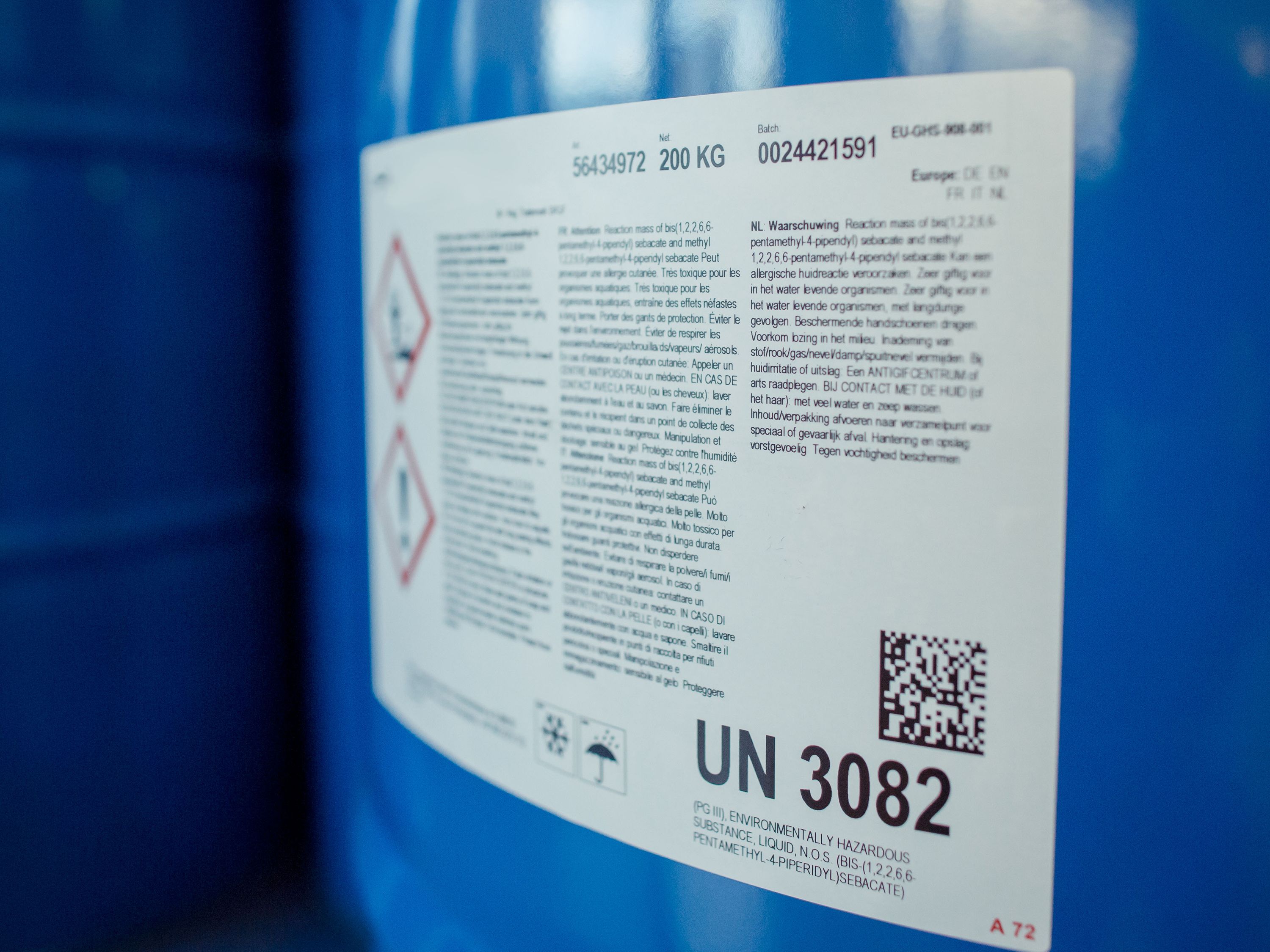 Etichetta a 2 colori per sostanze pericolose su fusto metallico
