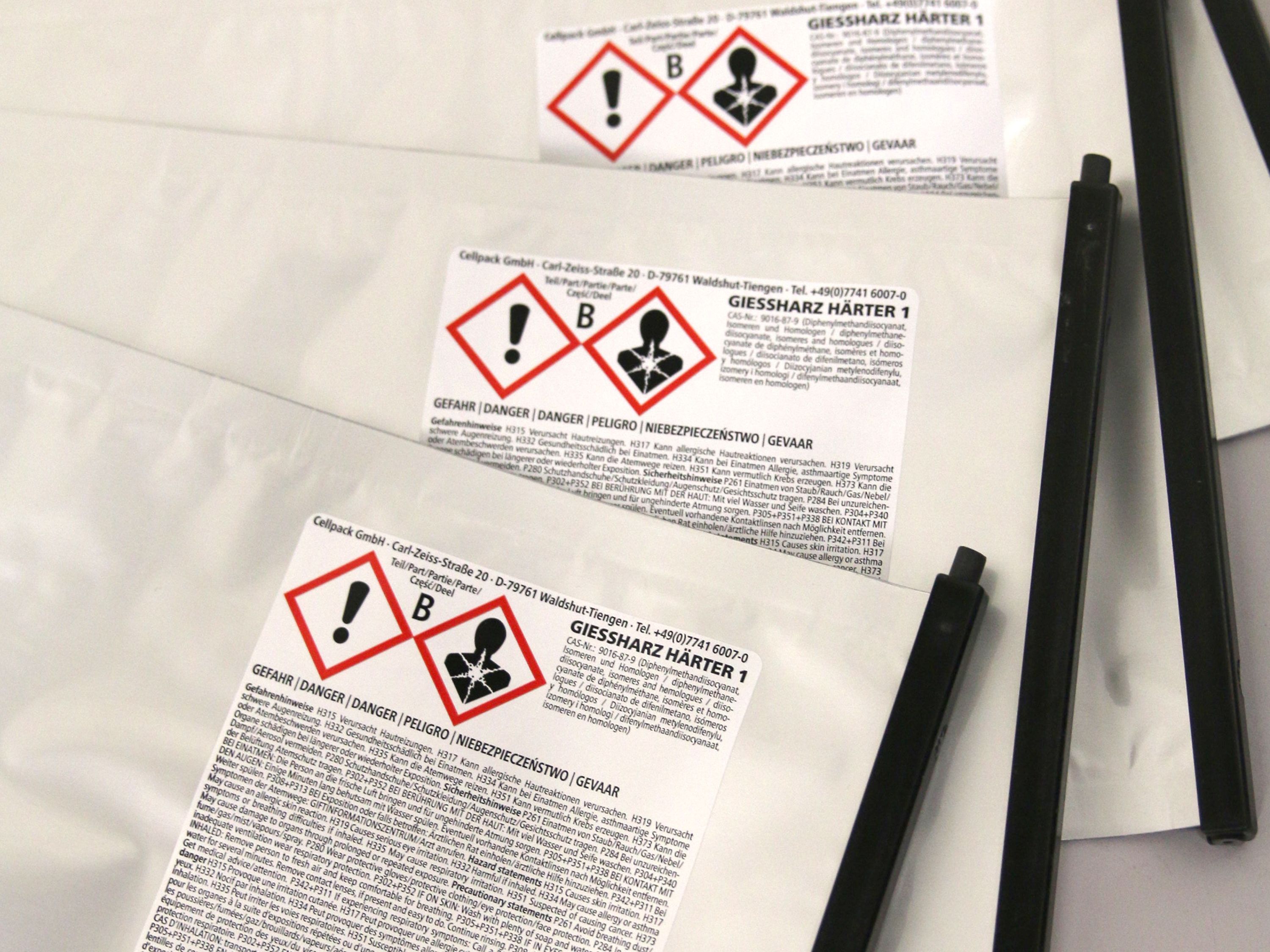 Etichette di sostanze pericolose sui sacchetti di plastica