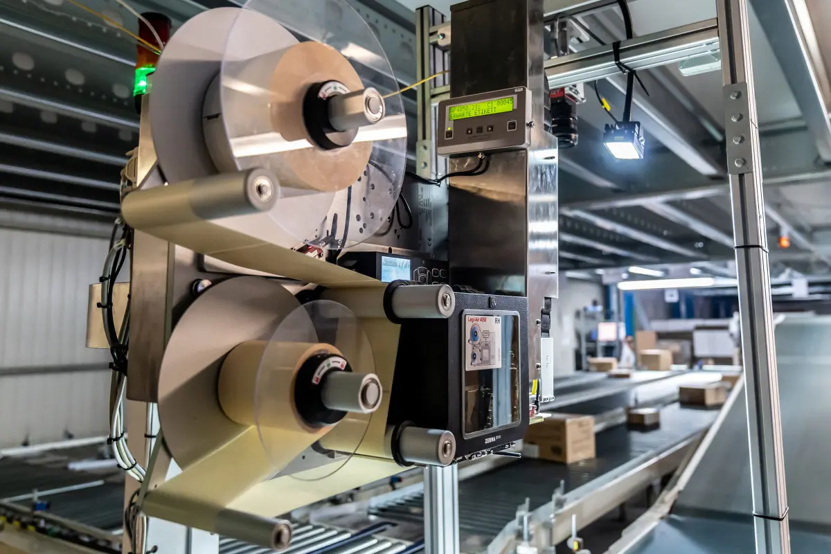 Automatic labelling of products of different heights