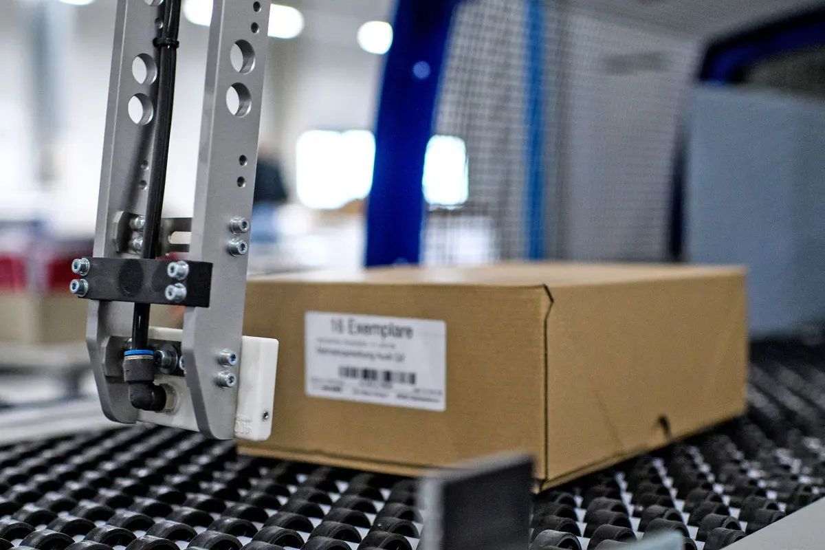 Contactless labeling of cardboard boxes in logistics