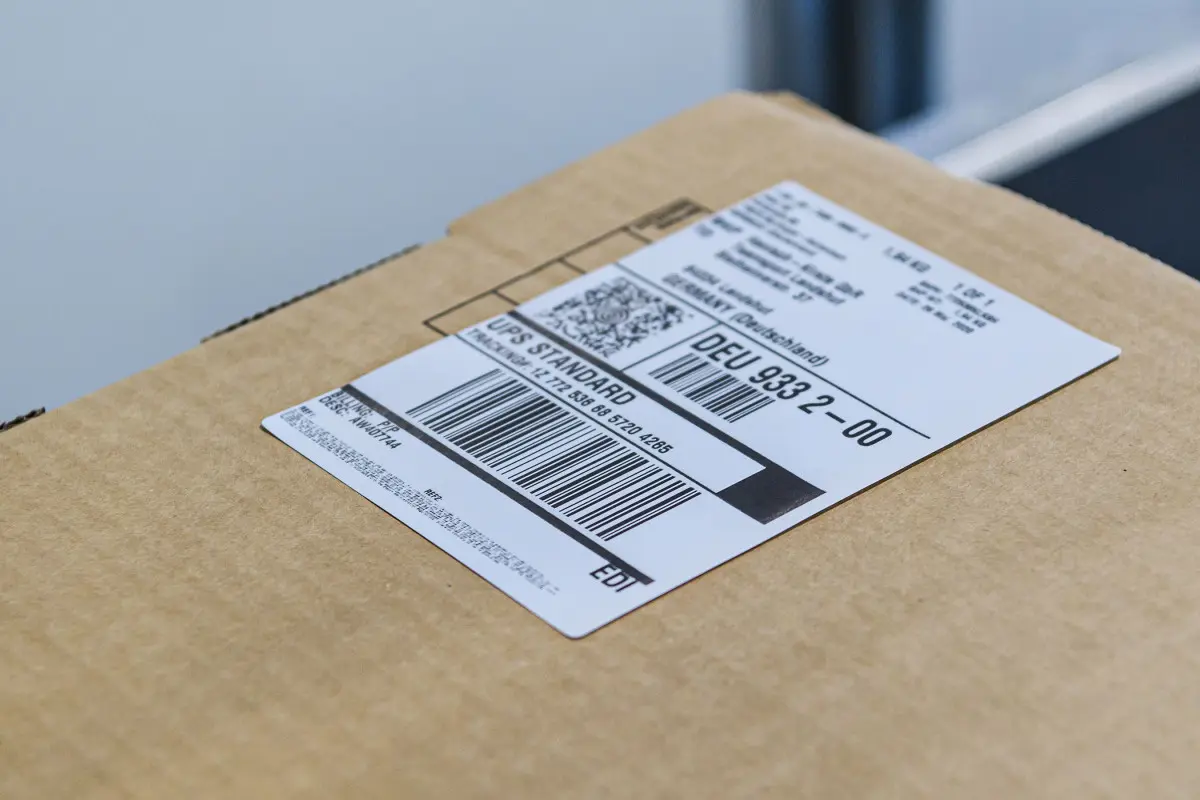 Versandetikett auf Karton