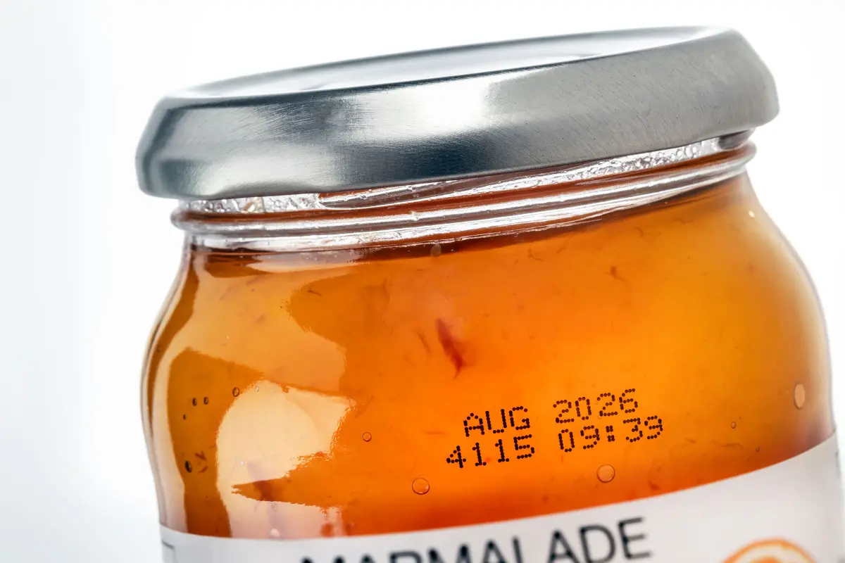 Two-line label applied on screw-top jar for food with inkjet printing